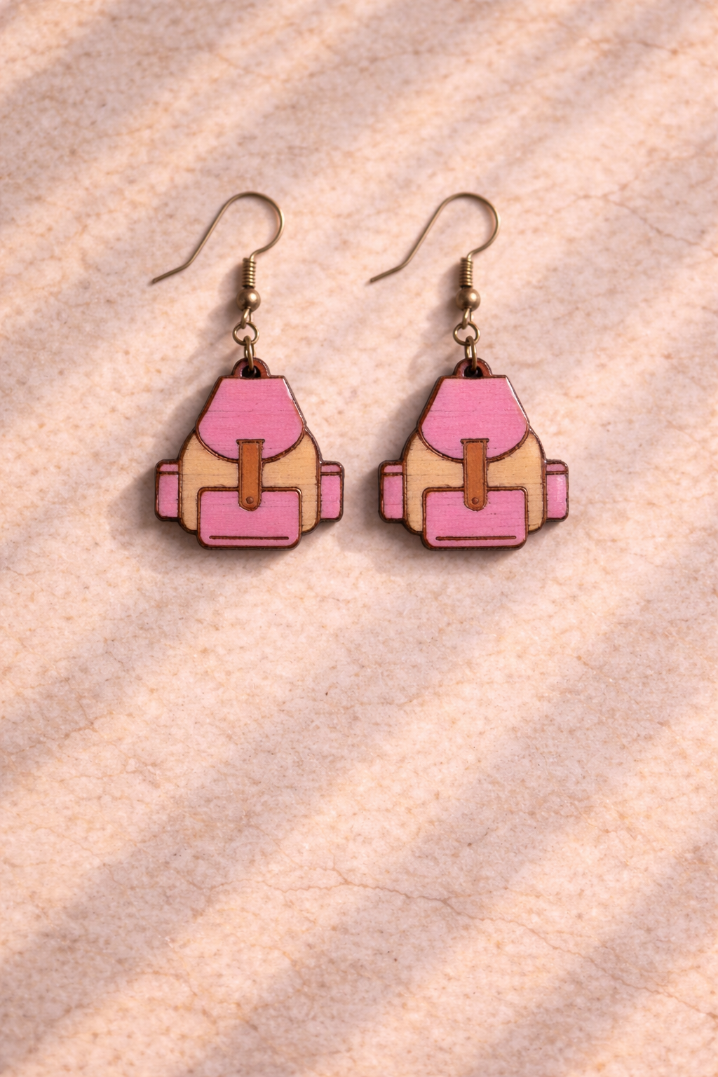 Pendientes de madera pintados a mano y bañados en resina - Imagen 4
