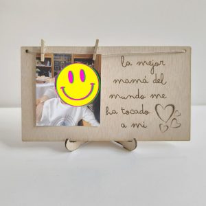 Marco de fotos con cuerda y pinzas