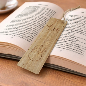Marcapáginas personalizado de madera grabado