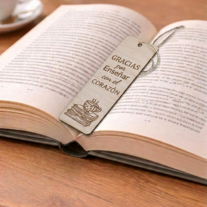 Marcapáginas personalizado de madera grabado para maestros