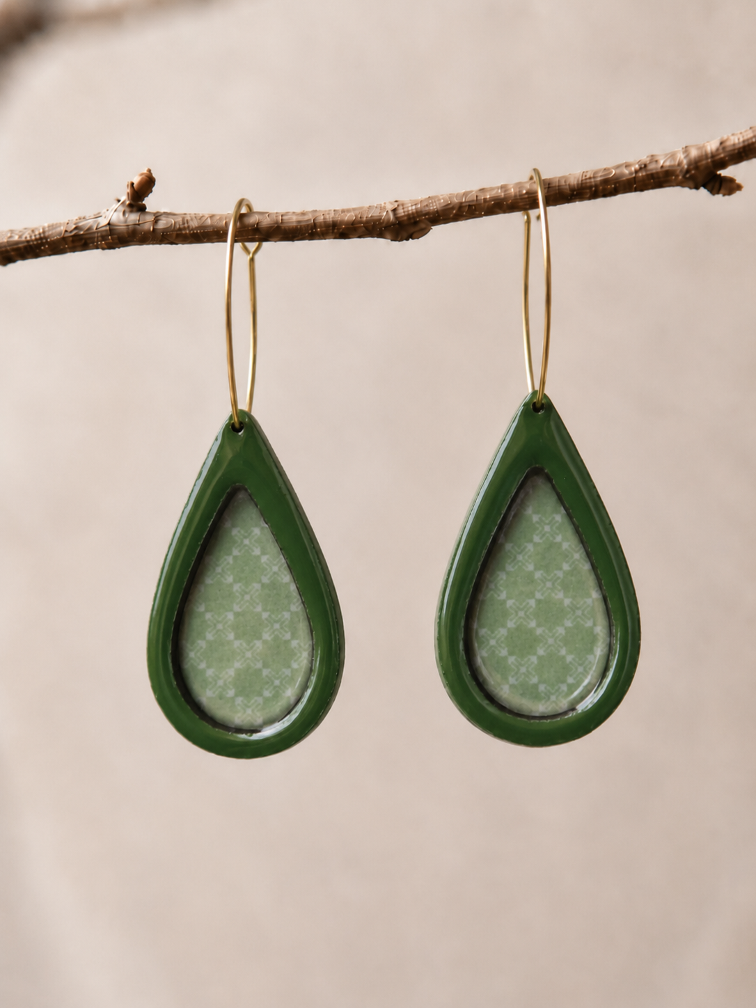 Pendientes de Madera Pintados a mano y bañados en resina - Imagen 24