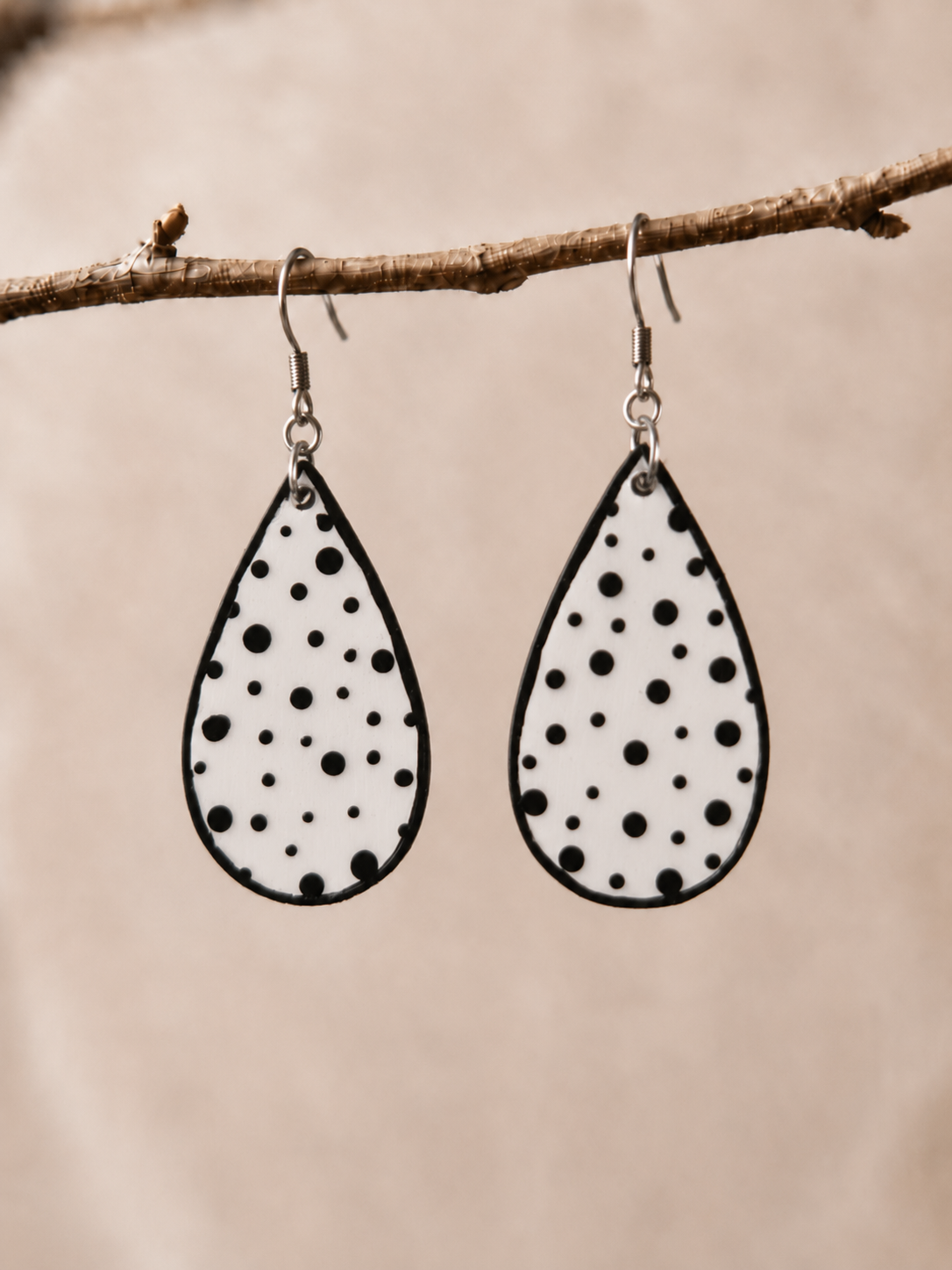 Pendientes de Madera Pintados a mano y bañados en resina - Imagen 13