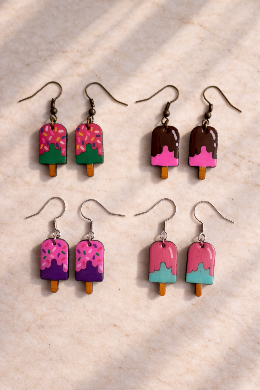 Pendientes de Madera Pintados a mano y bañados en resina - Imagen 11