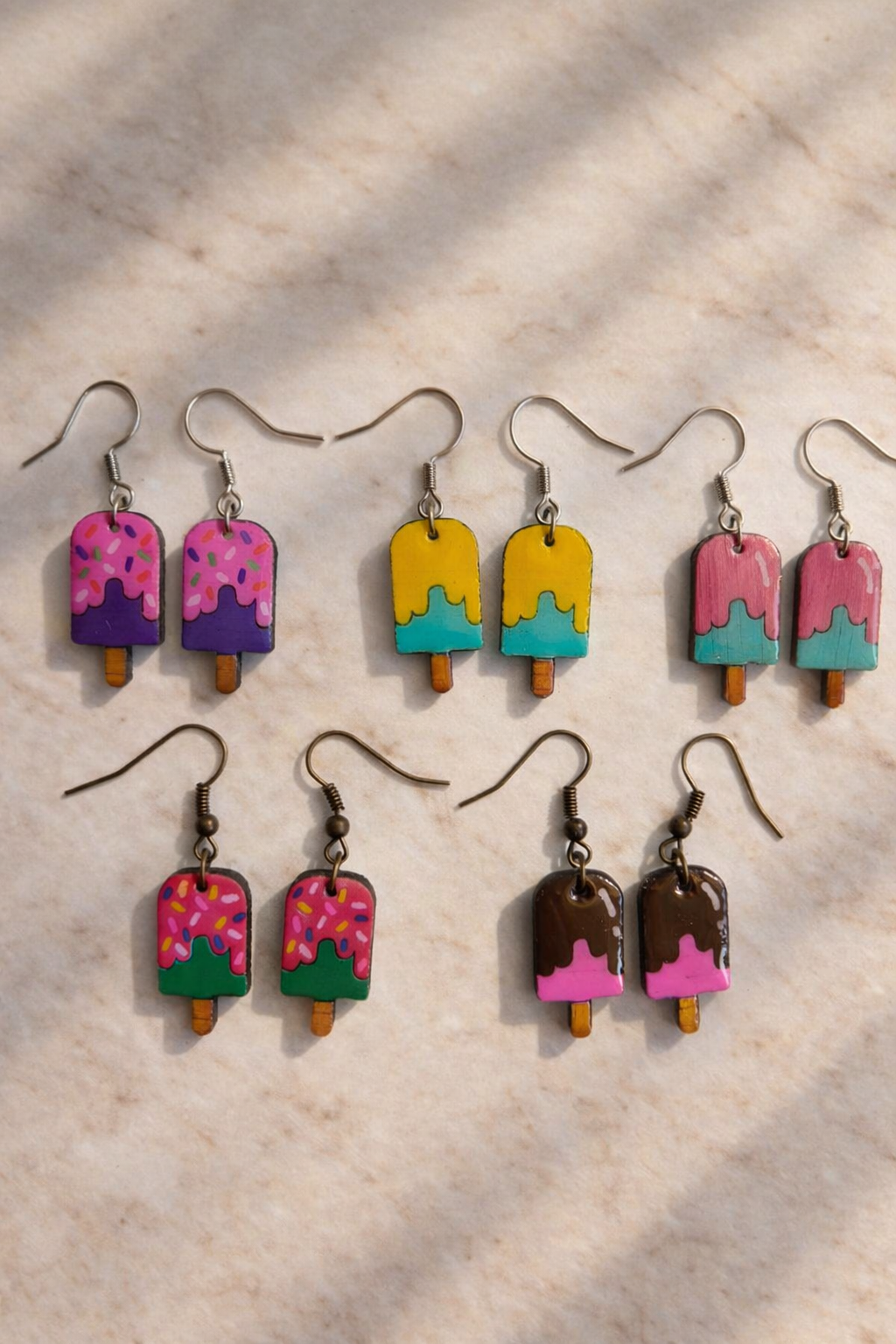 Pendientes de Madera Pintados a mano y bañados en resina - Imagen 10